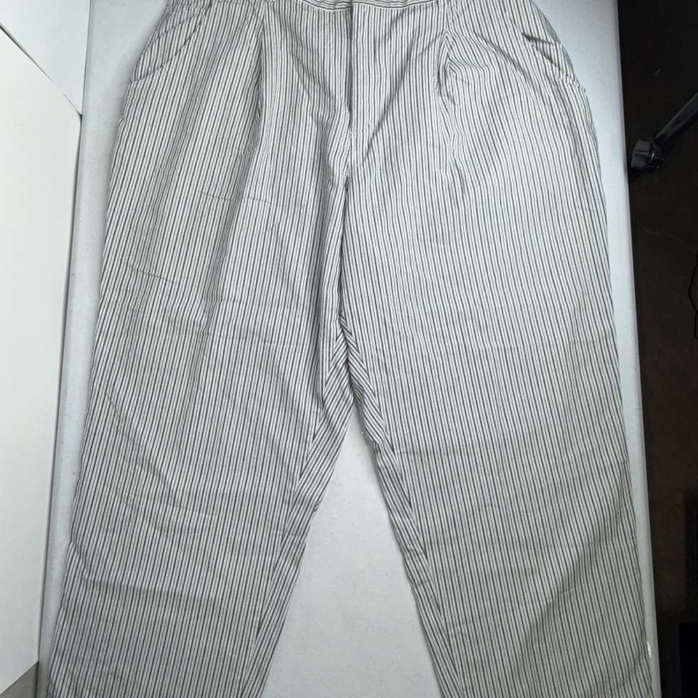 Woman’s Elizabeth Aliz claiborne Company Black & White Pants Size 22
